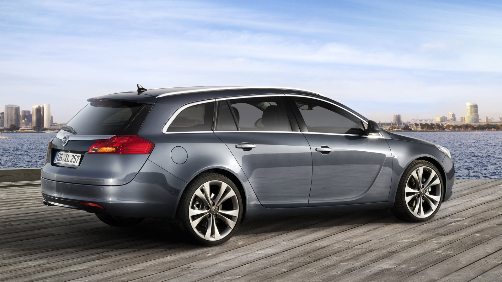 Красивый автомобиль Opel Insignia