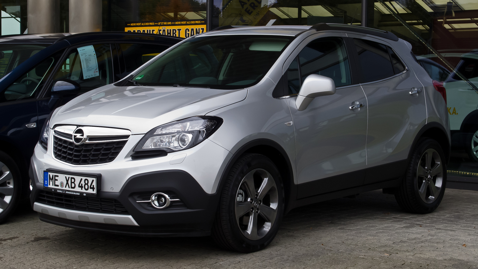 Красивый автомобиль Opel Mokka в Москве