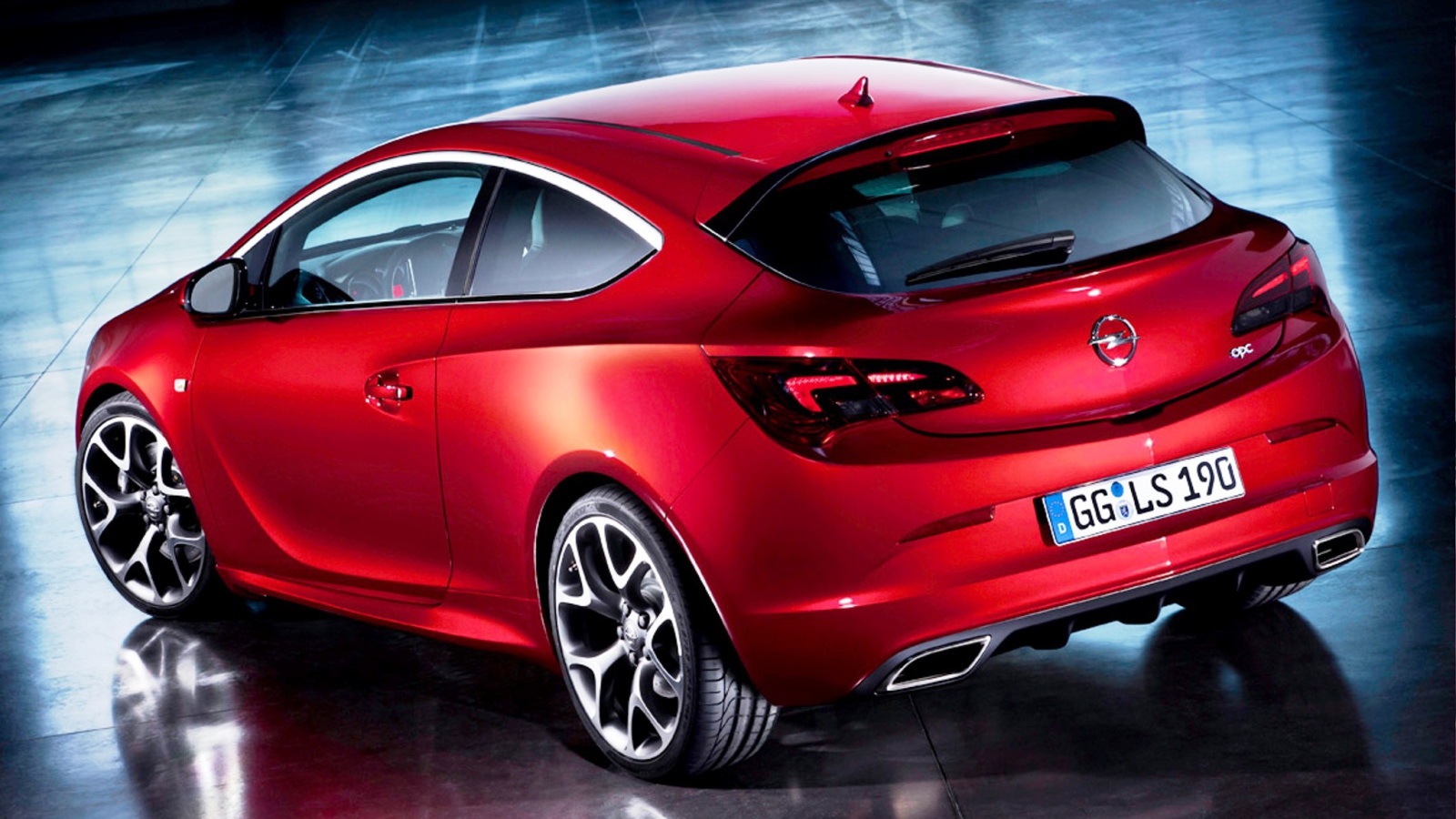 Автомобиль Opel Astra GTC 2014 на дороге