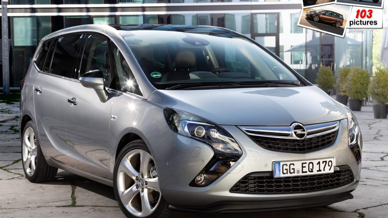 Автомобиль Opel Zafira на дороге