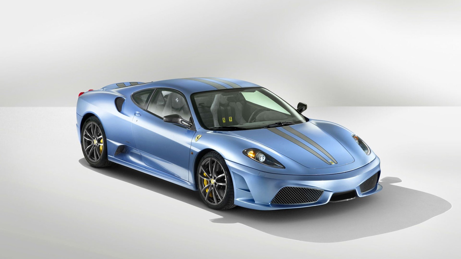Голубой спортивный автомобиль