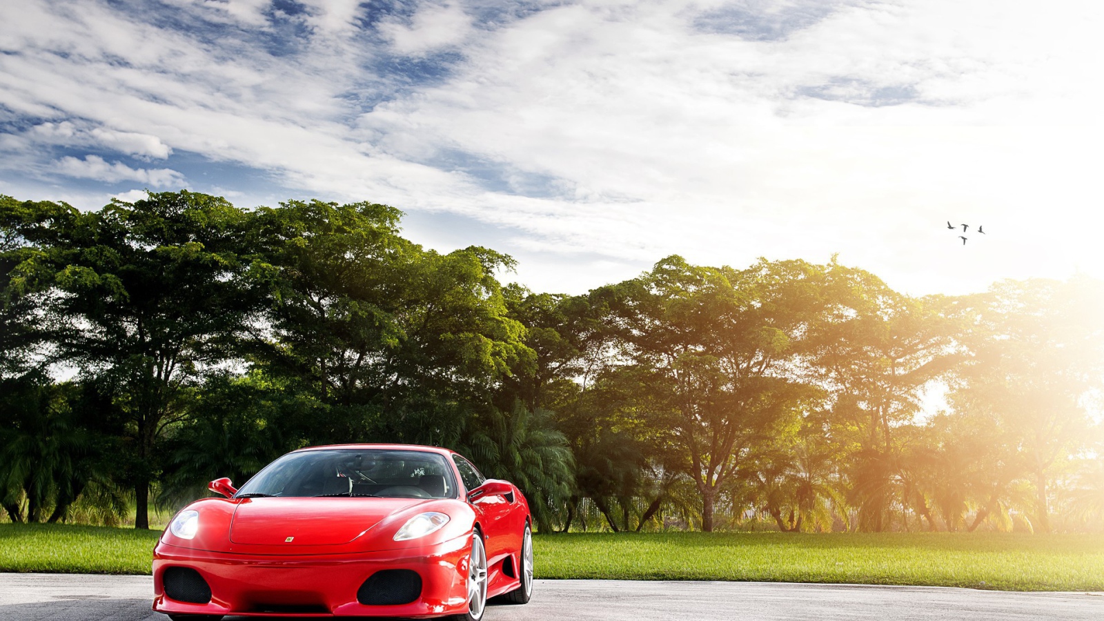 Красный спортивный автомобиль