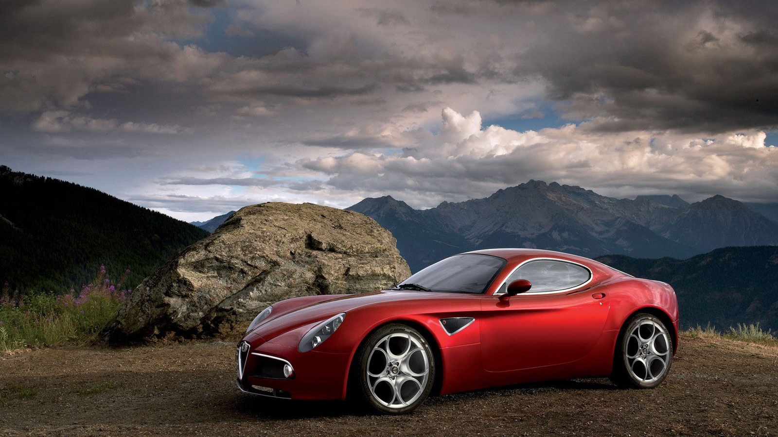 Красный автомобиль в горах