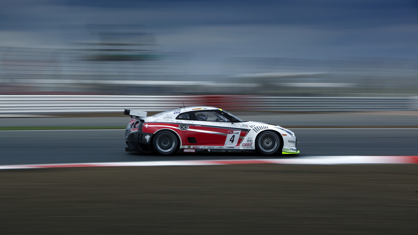 Гоночный автомобиль на скорости