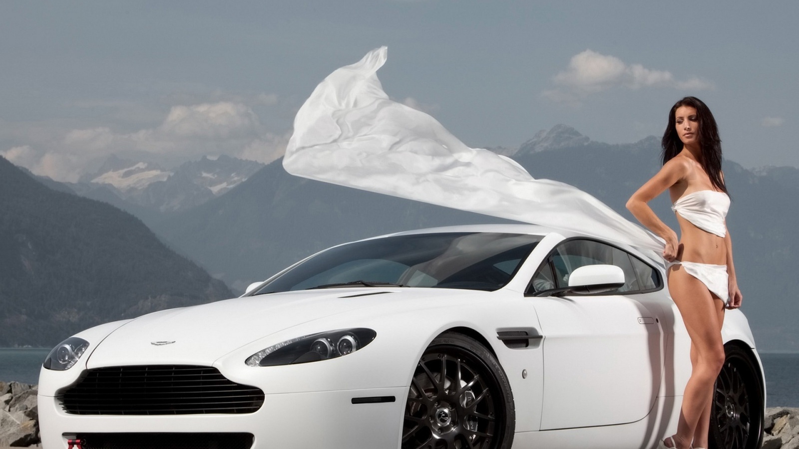 Девушка у белого автомобиля