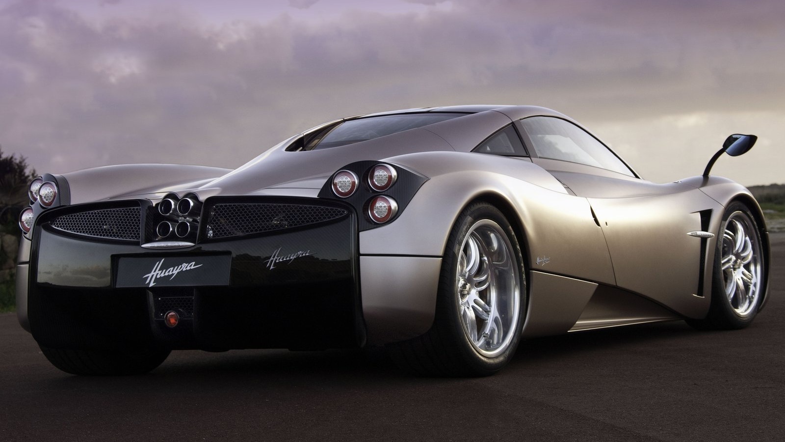  Красивый автомобиль Pagani Huayra