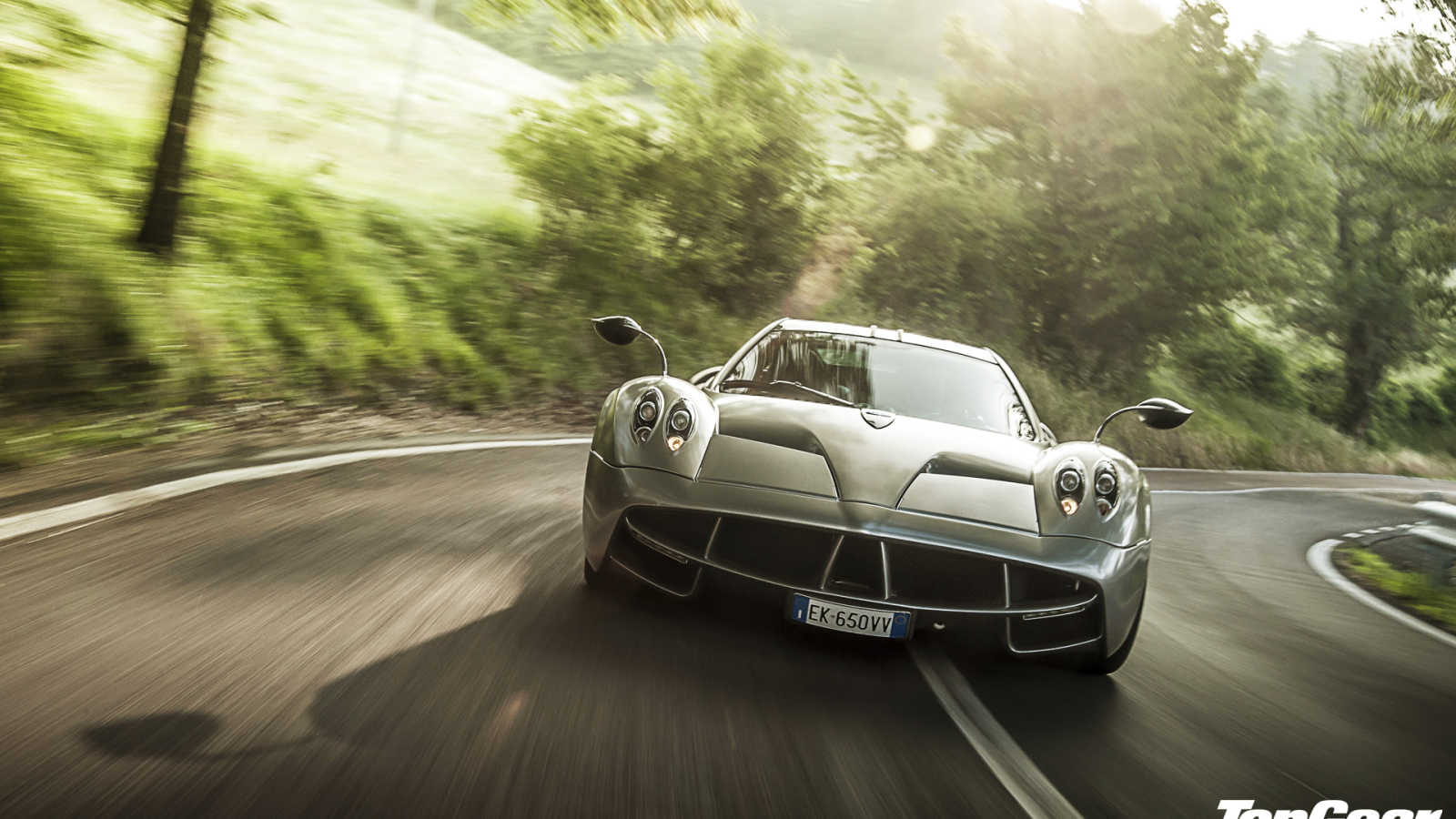 Красивый автомобиль Pagani Huayra в Москве