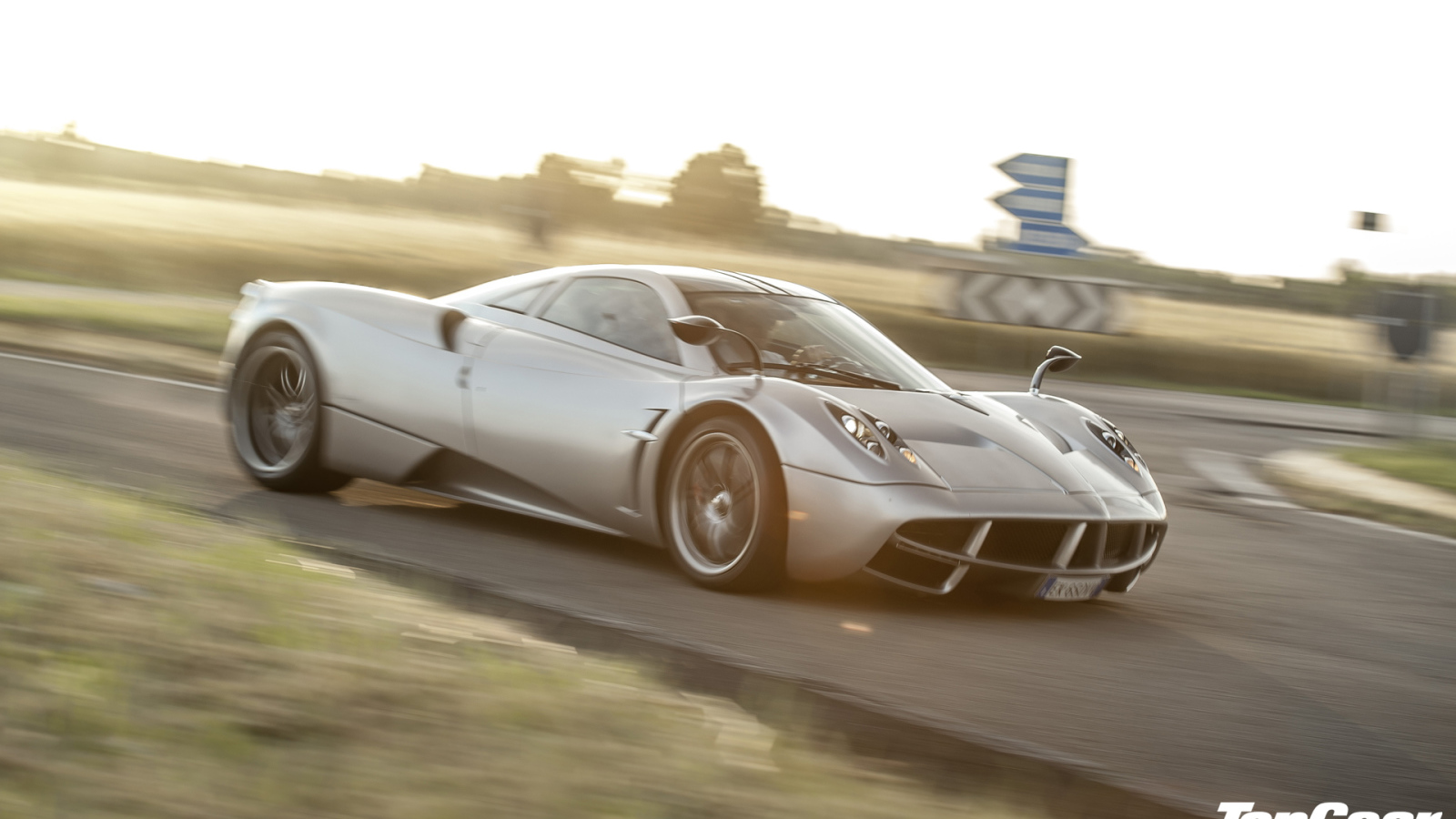 Автомобиль Pagani Huayra на дороге