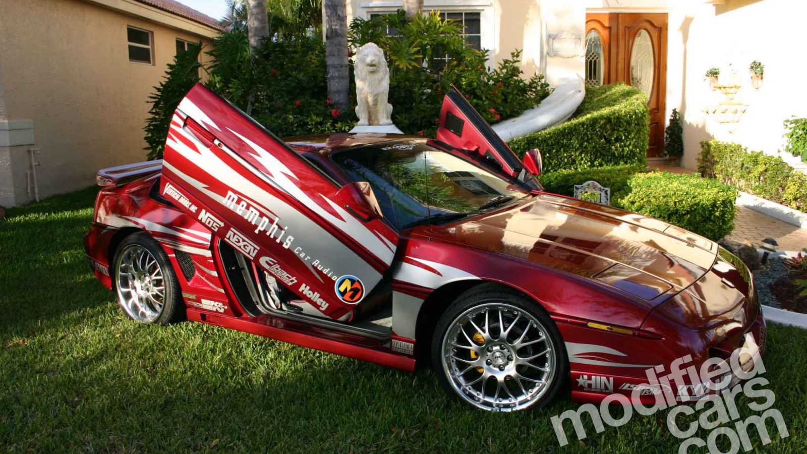 Красивый автомобиль Pontiac Fiero