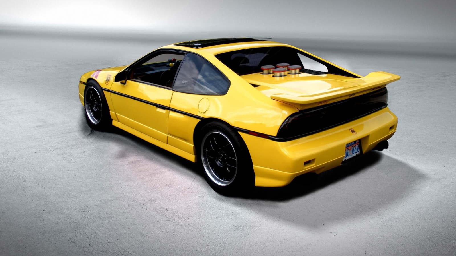 Красивый автомобиль Pontiac Fiero в Москве