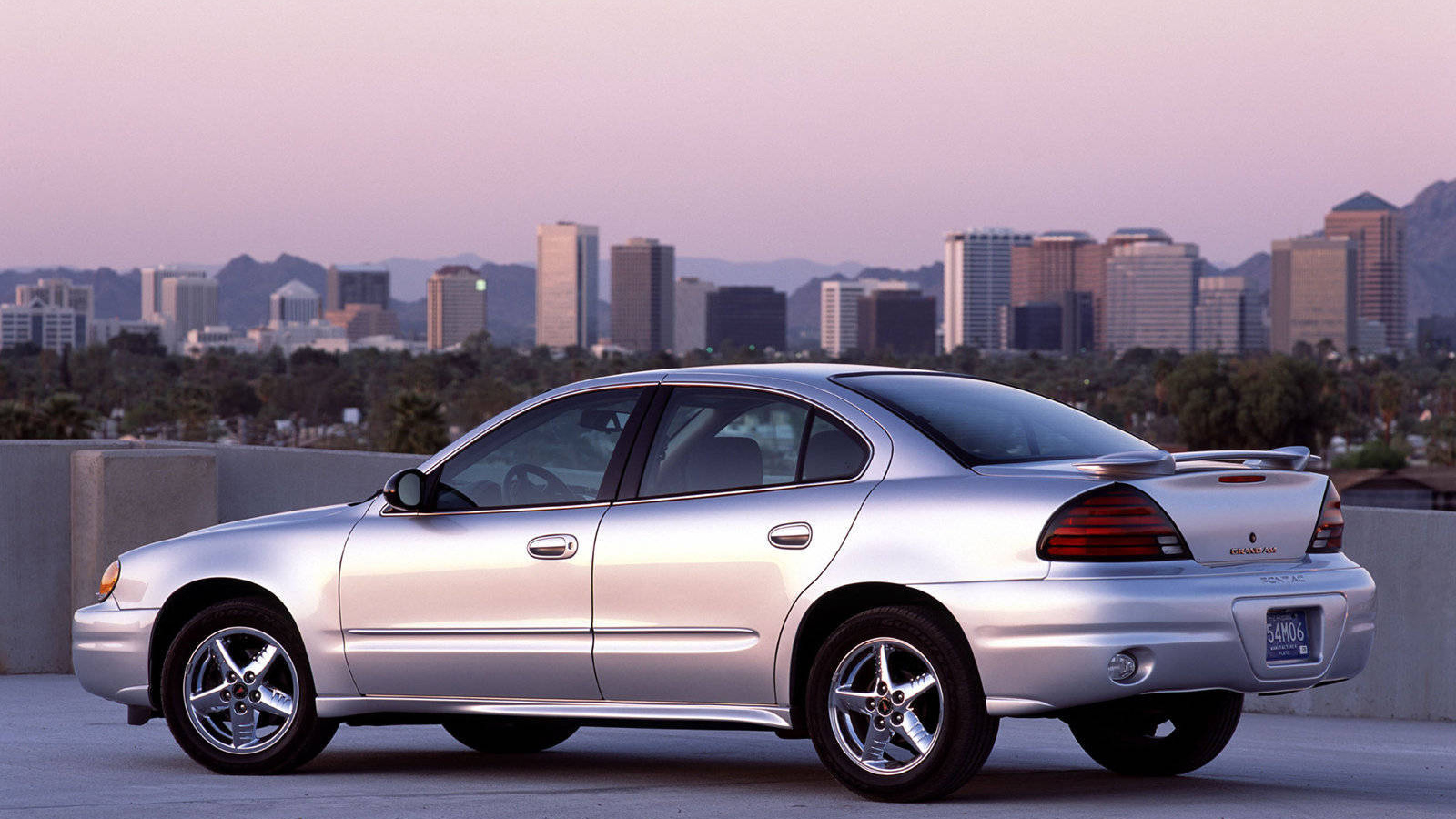 Красивый автомобиль Pontiac Grand Am