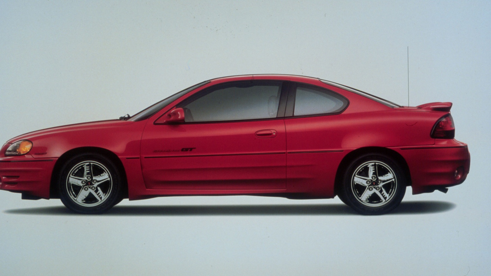 Красивый автомобиль Pontiac Grand Am в Москве