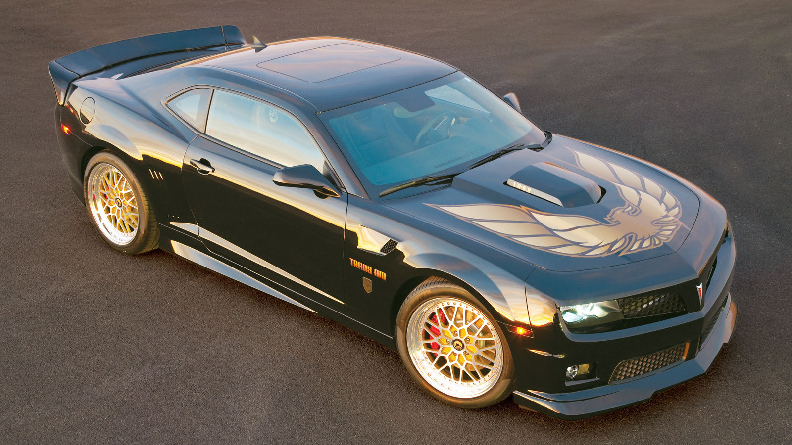 Красивый автомобиль Pontiac Trans Am в Москве