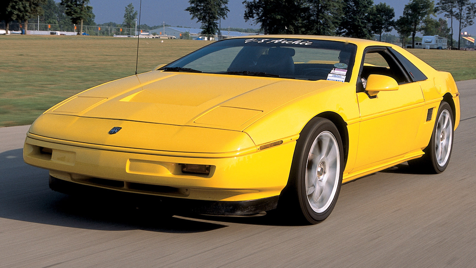 Автомобиль марки Pontiac модели Fiero