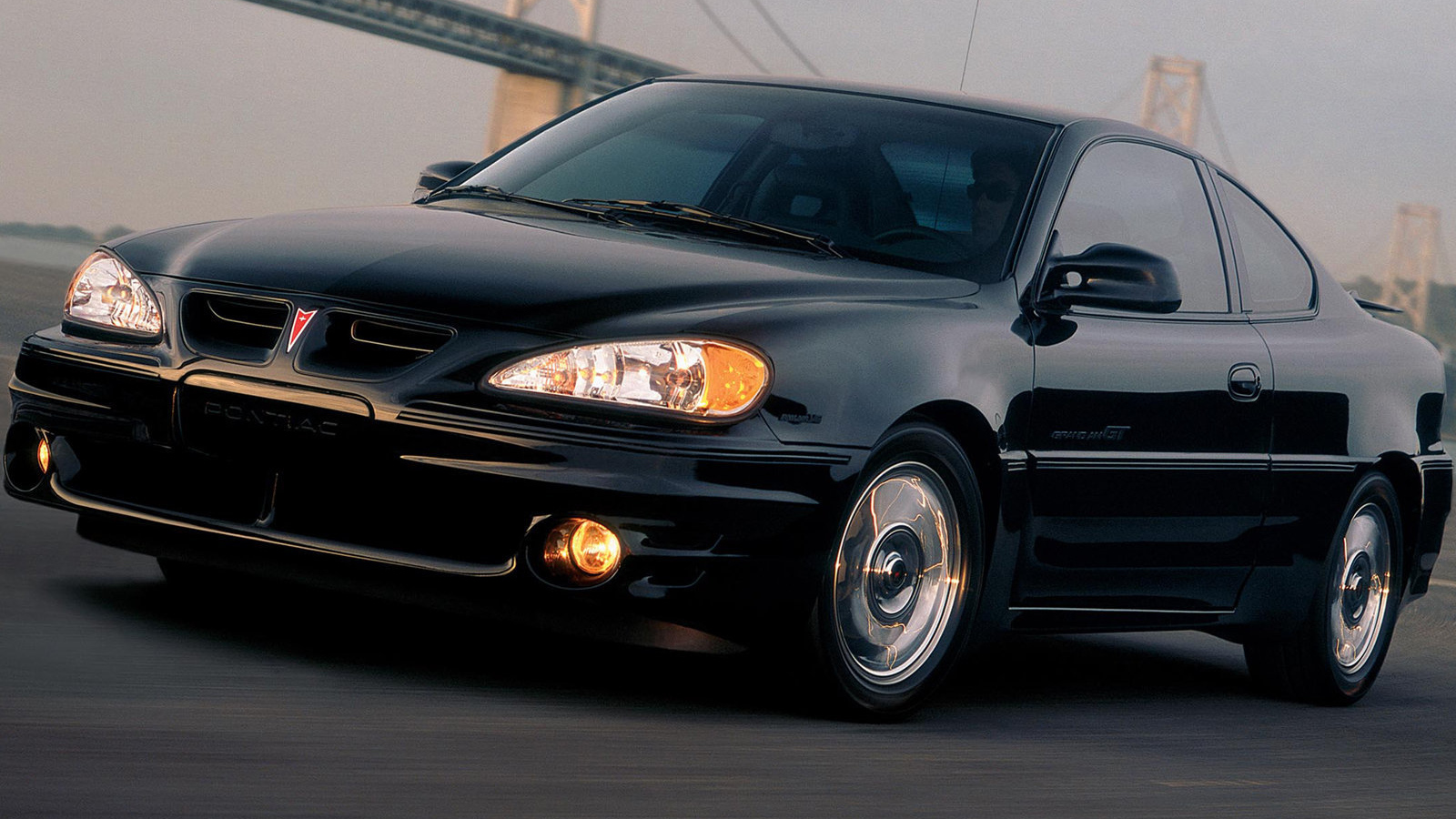 Автомобиль Pontiac Grand Am на дороге