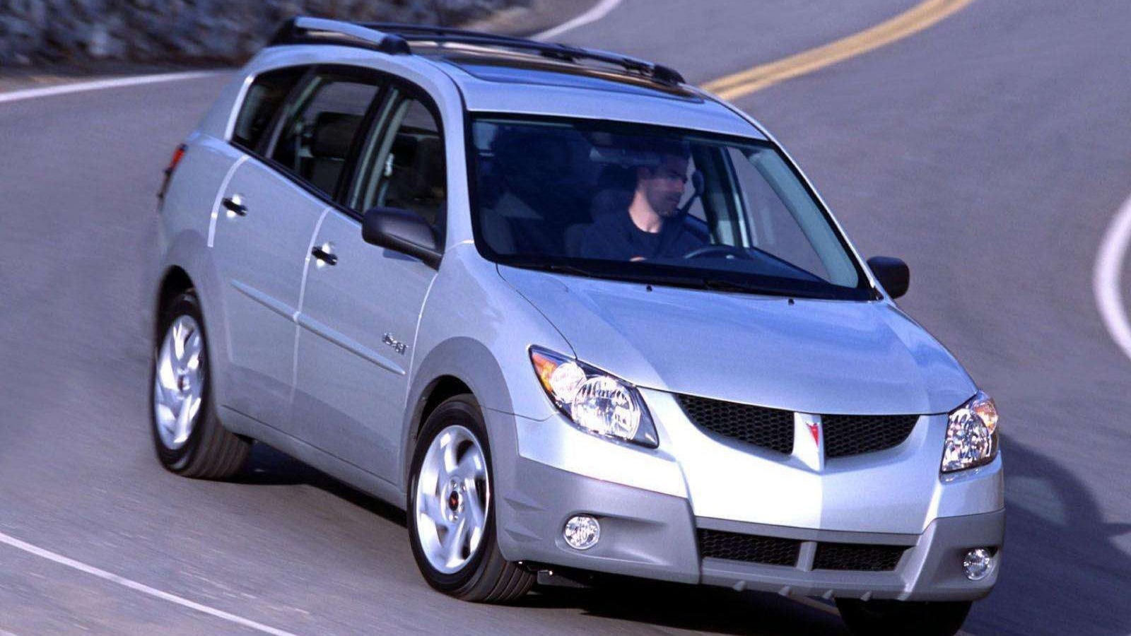 Автомобиль Pontiac Vibe на дороге