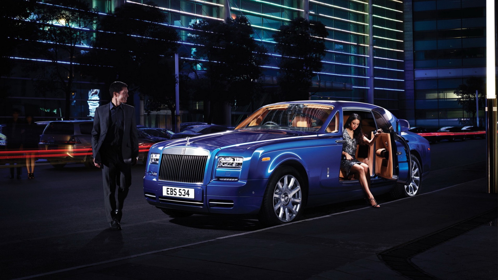 Девушка выходит из автомобиля