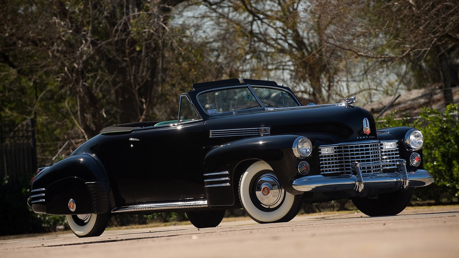 Старинный черный кабриолет