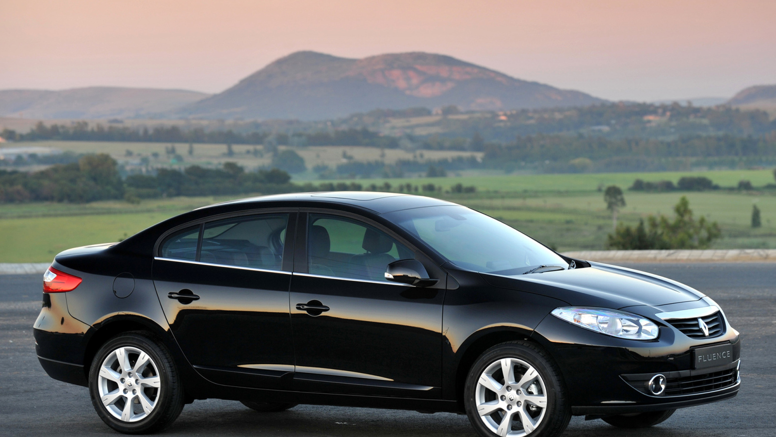 Красивый автомобиль Renault Fluence