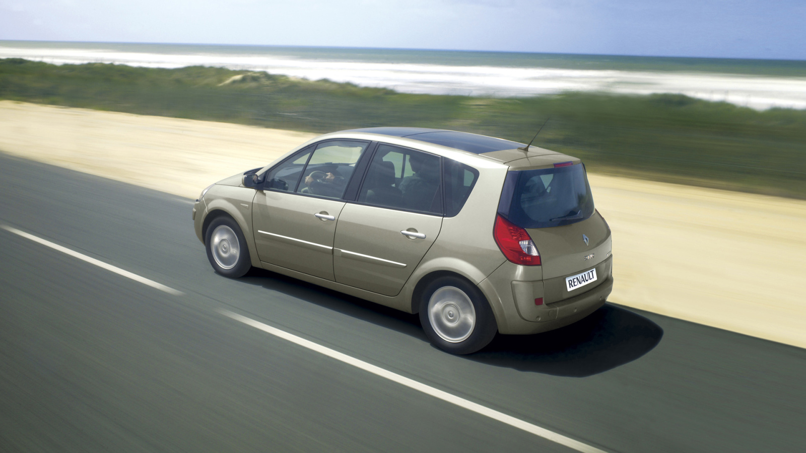 Красивый автомобиль Renault Scenic в Москве