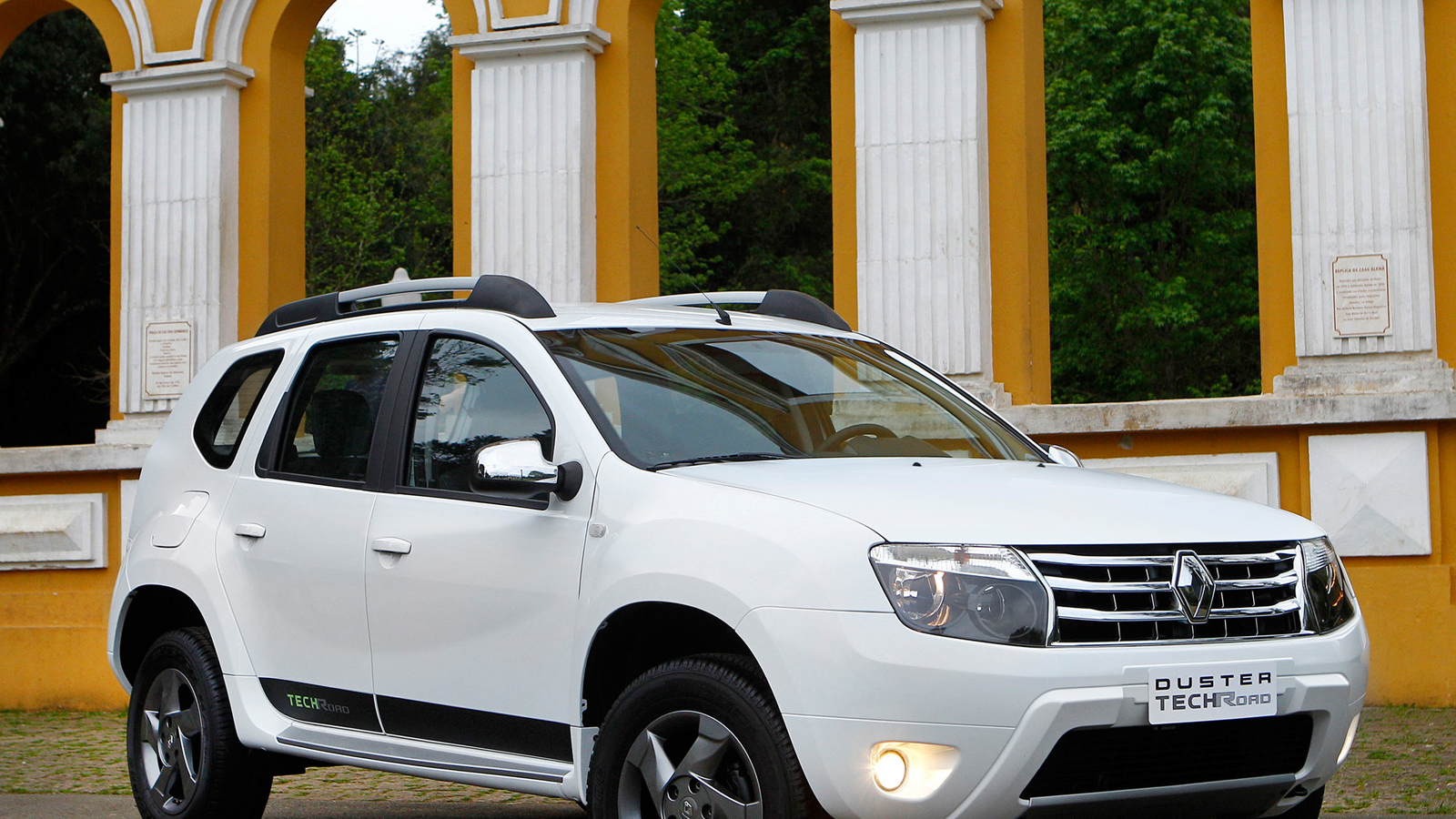 Автомобиль марки Renault модели Duster