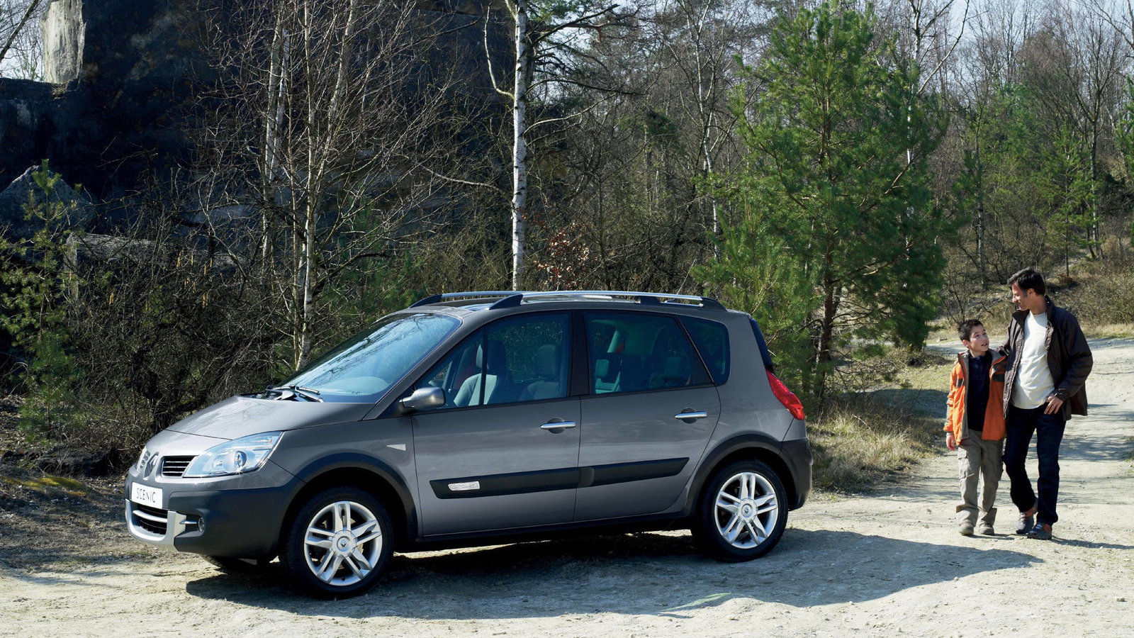 Автомобиль Ренаульт Scenic на дороге