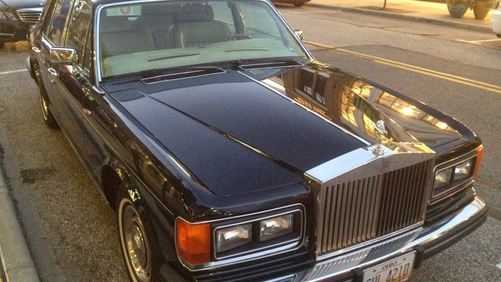 Автомобиль Rolls Royce Silver Spirit на дороге