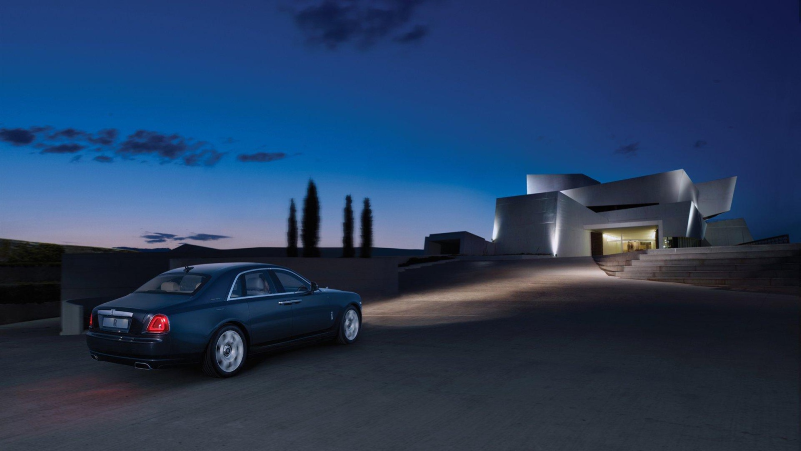  Новый автомобиль Rolls Royce Ghost