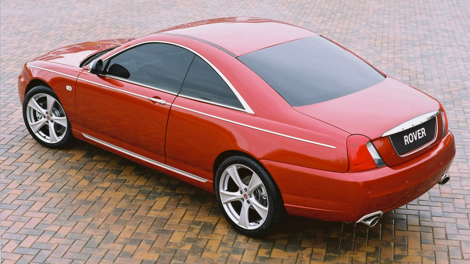 Автомобиль Rover 75 на дороге