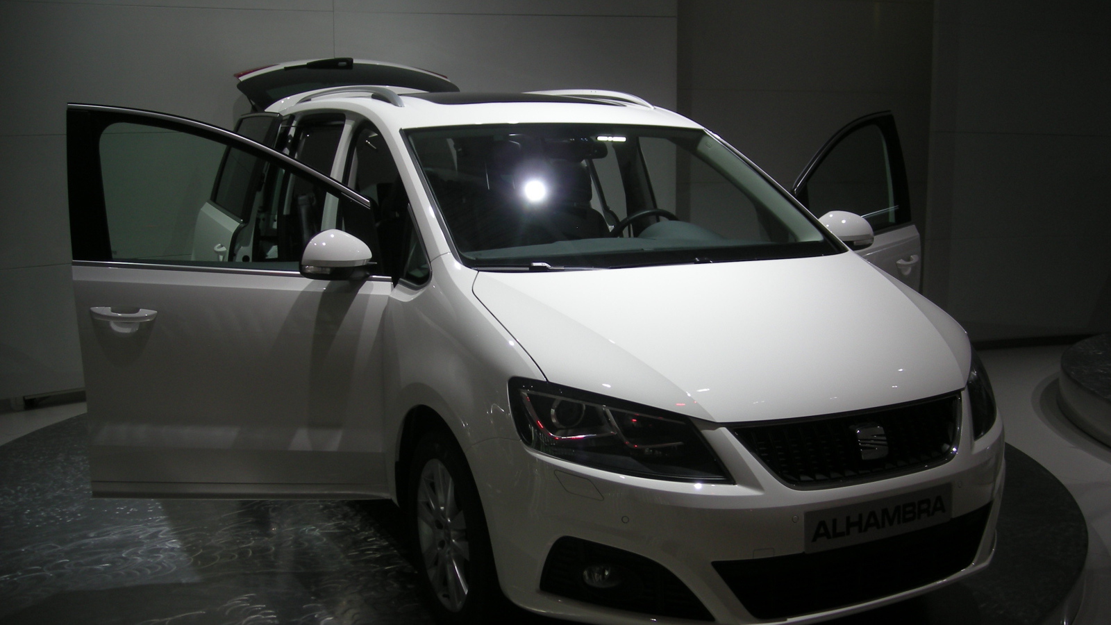 Красивый автомобиль Seat Alhambra