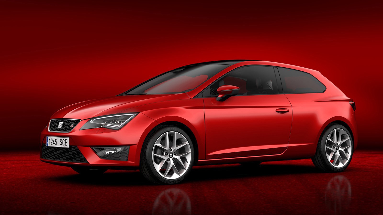 Красивый автомобиль Seat Leon 2014 в Москве