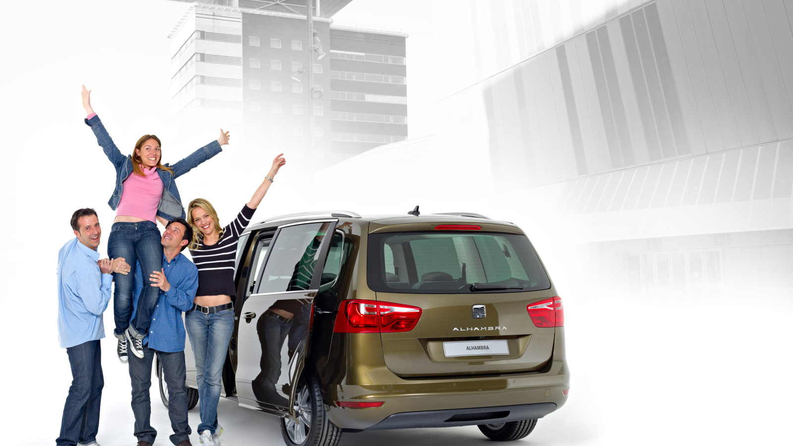 Автомобиль Seat Alhambra на дороге