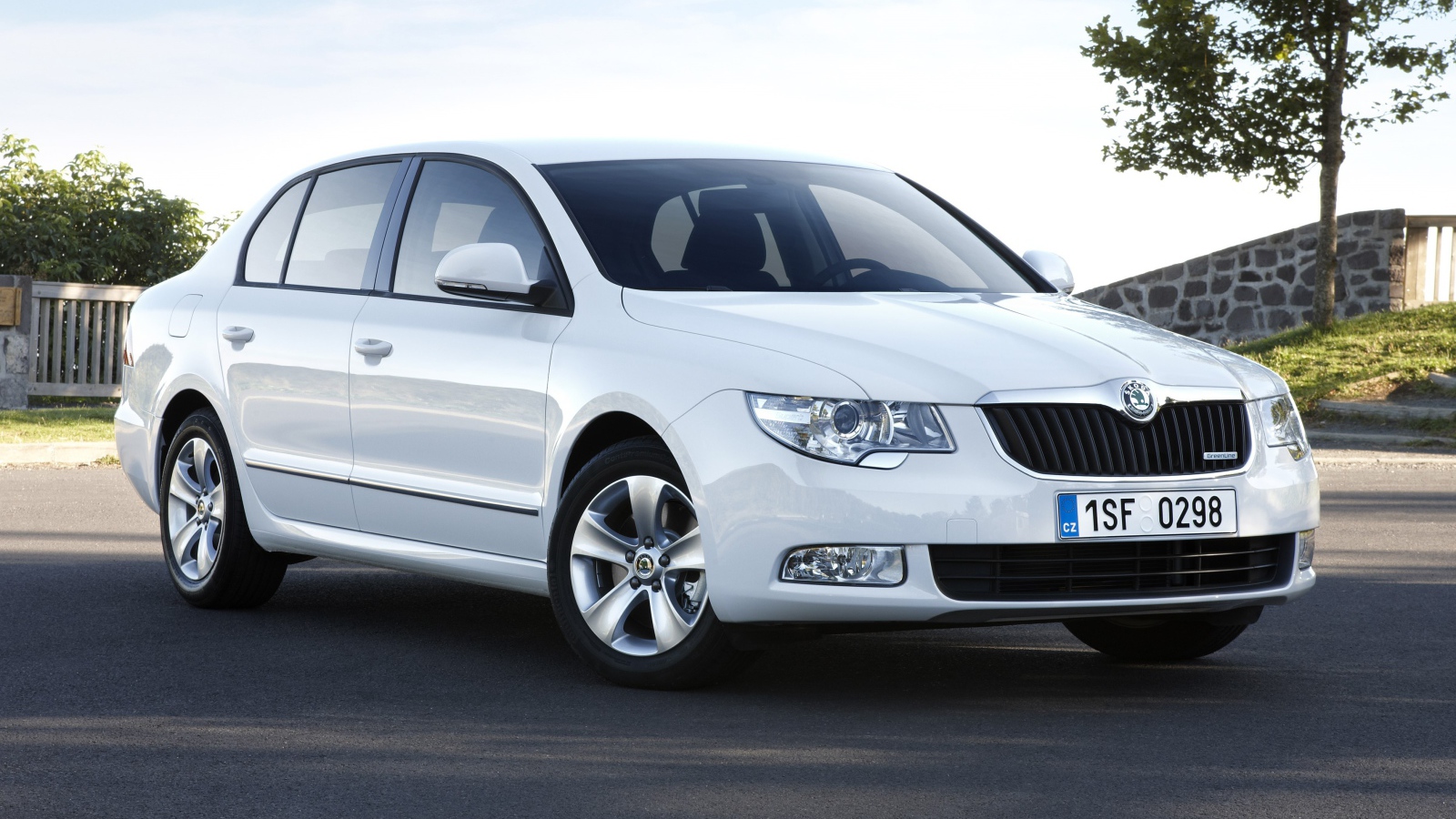 Красивый автомобиль Skoda Octavia Scout 2014