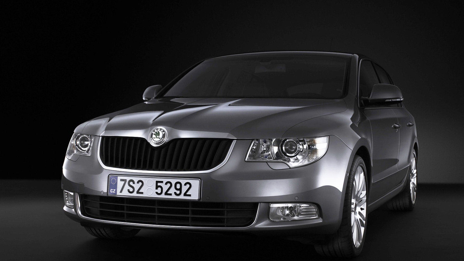 Красивый автомобиль Skoda SuperB