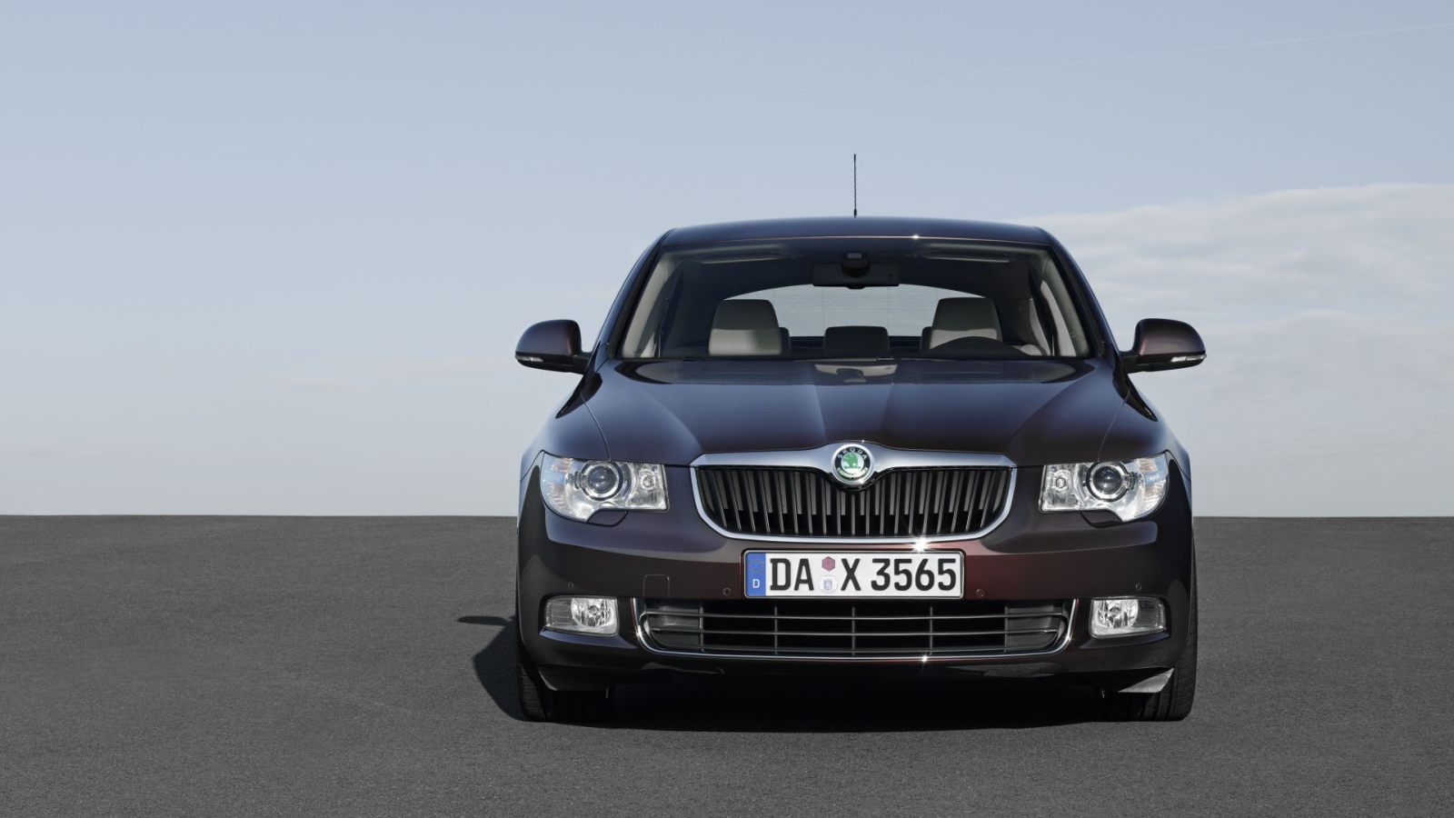Автомобиль марки Skoda модели SuperB