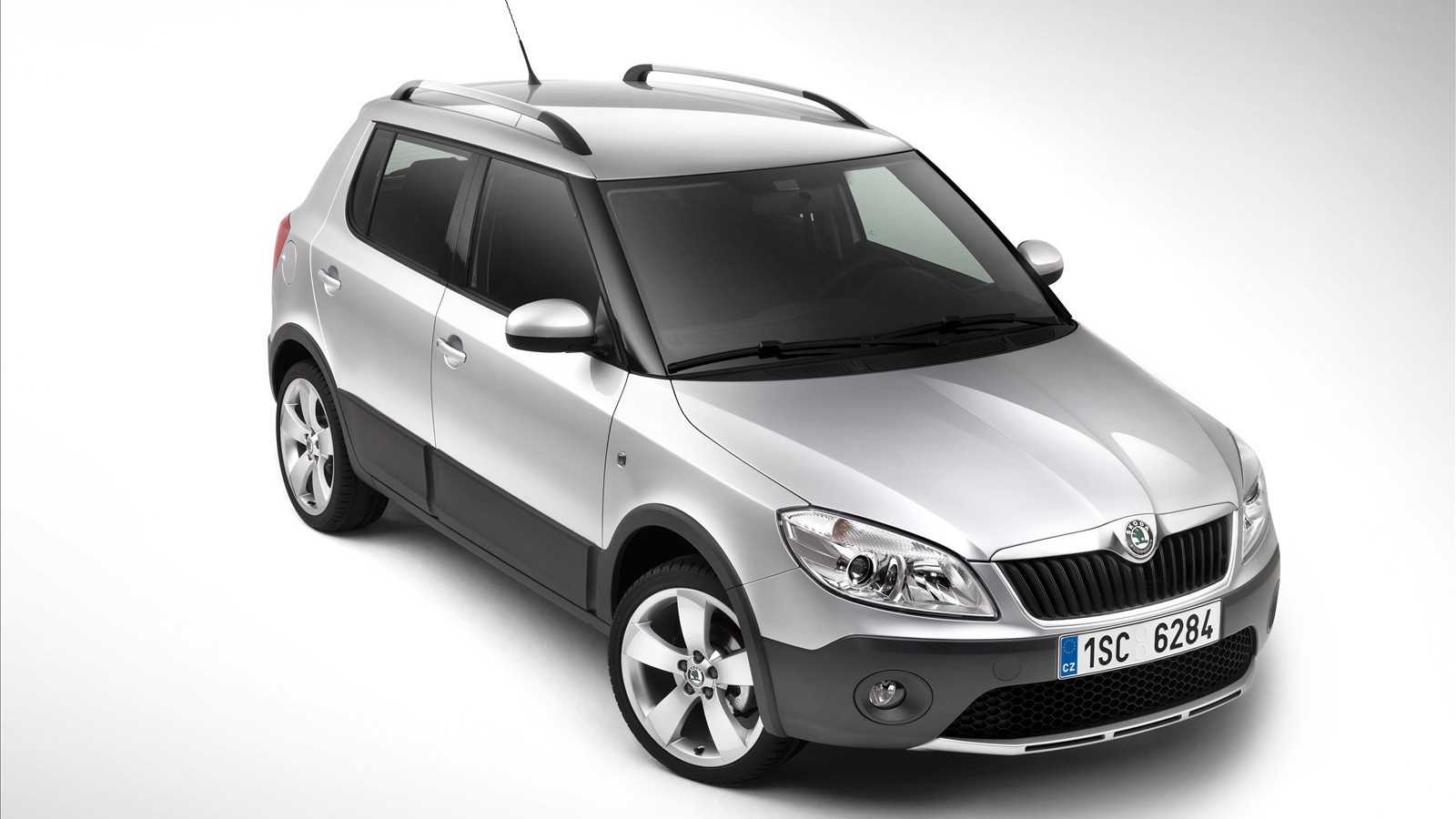 Автомобиль Skoda Fabia на дороге