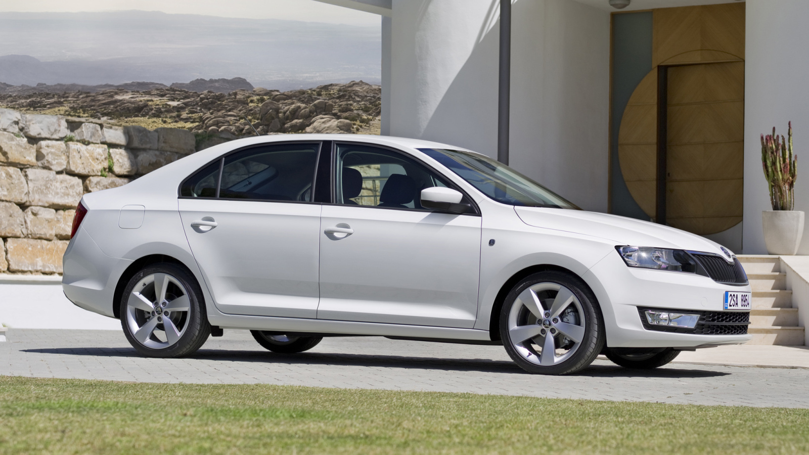 втомобиль Skoda Rapid на дороге