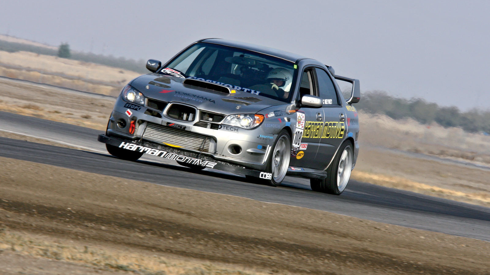 Автомобиль Subaru Boxer на дороге