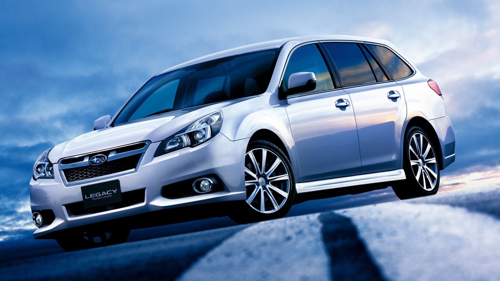 Автомобиль Subaru Legacy на дороге