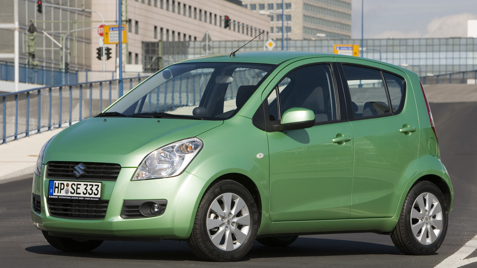 Автомобиль Suzuki Splash на дороге