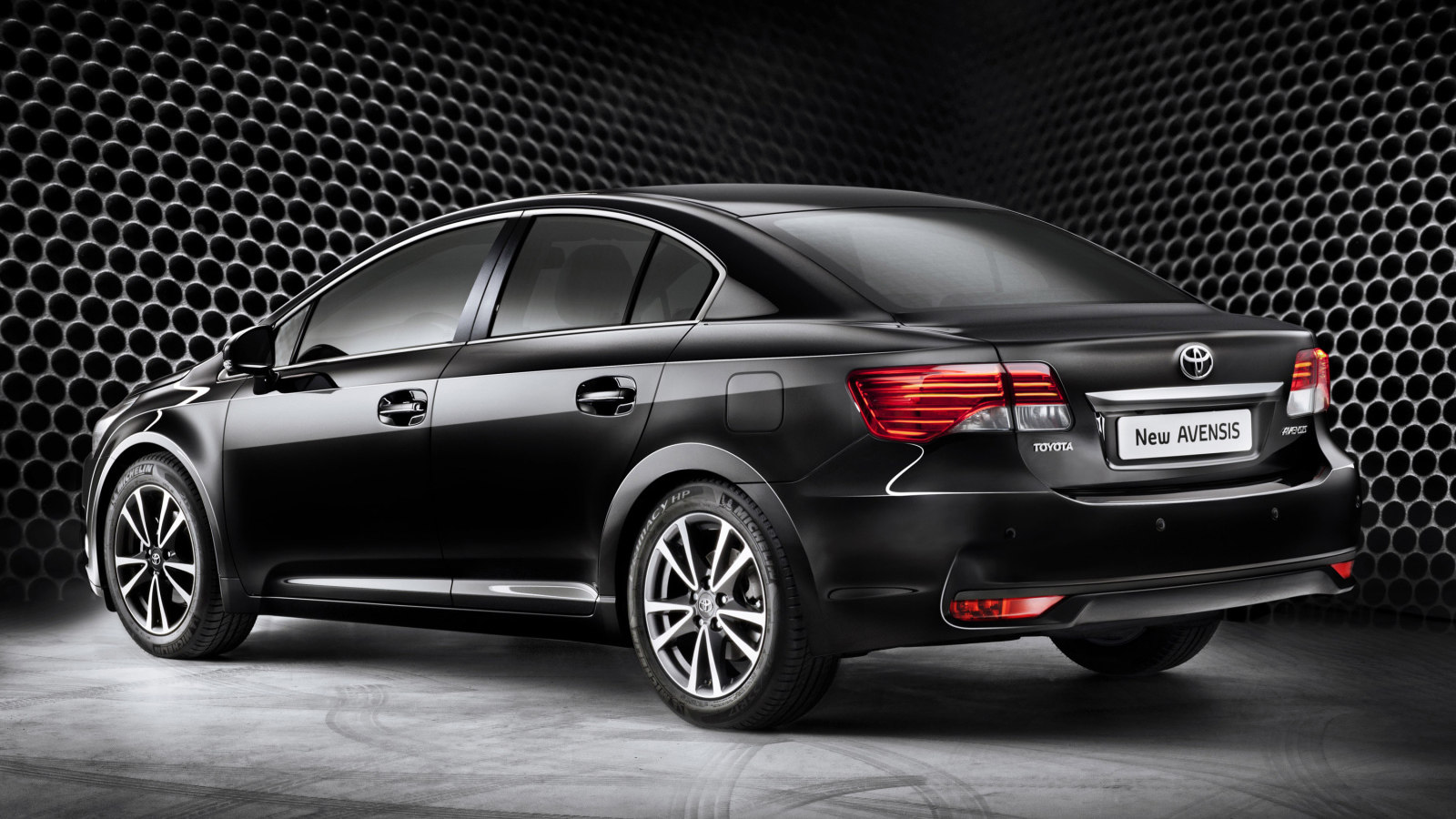 Автомобиль Toyota Avensis 2013 на дороге