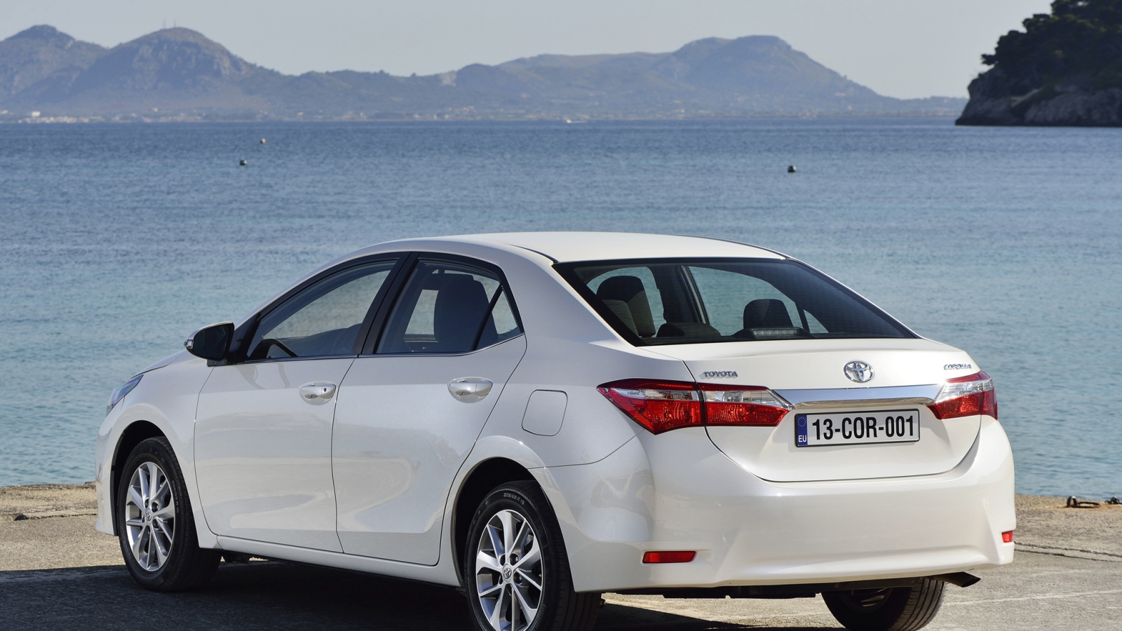 Автомобиль Toyota Corolla 2014 на дороге 