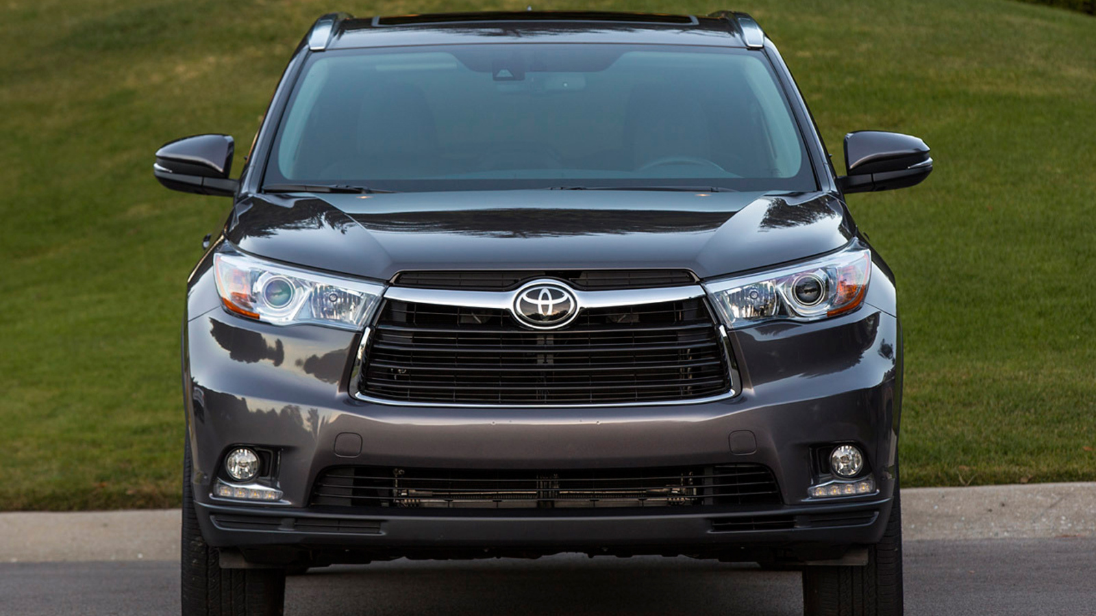 Красивый автомобиль Toyota Highlander 2014 в Москве