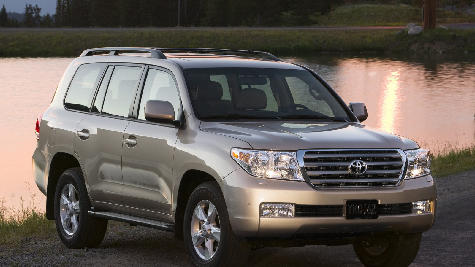 Красивый автомобиль Toyota Land Cruiser 200 в Москве