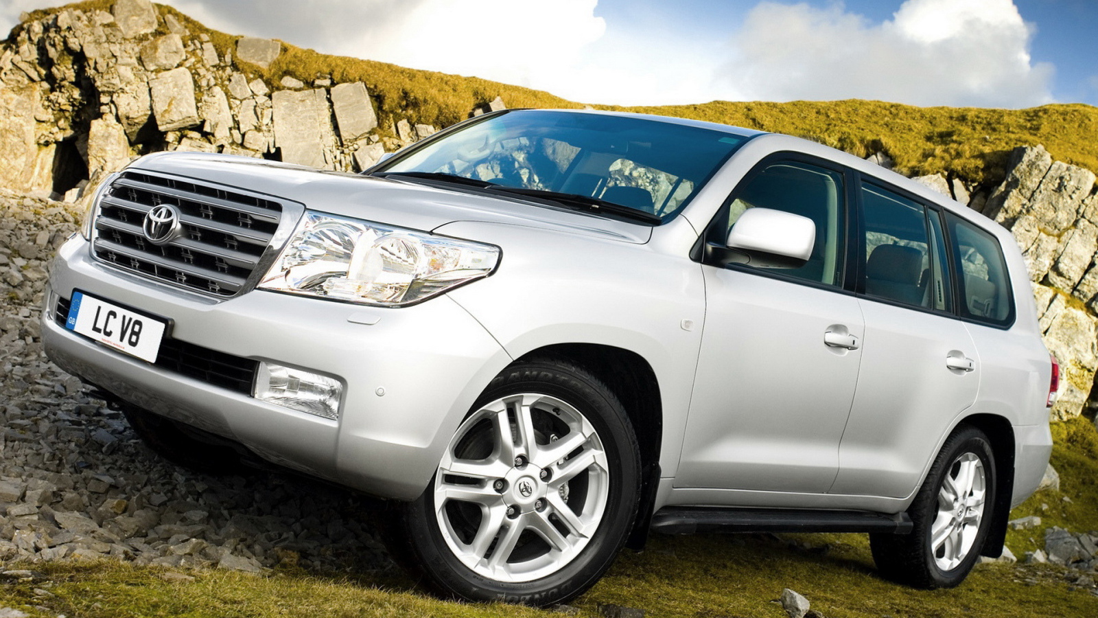 Надежный автомобиль Toyota Land Cruiser 200