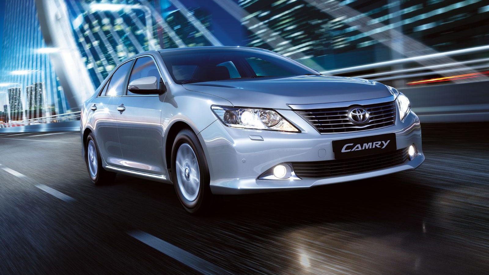Тест драйв автомобиля Toyota Camry