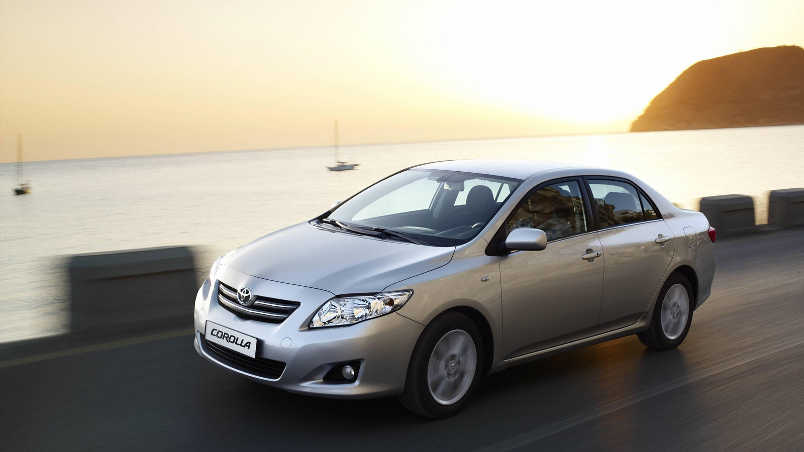 Автомобиль Toyota Corolla на дороге