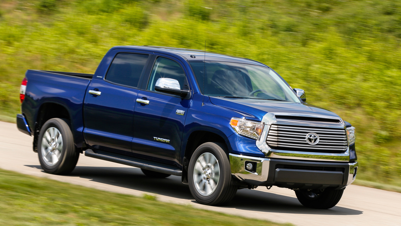Автомобиль Toyota Tundra 2014 на дороге 