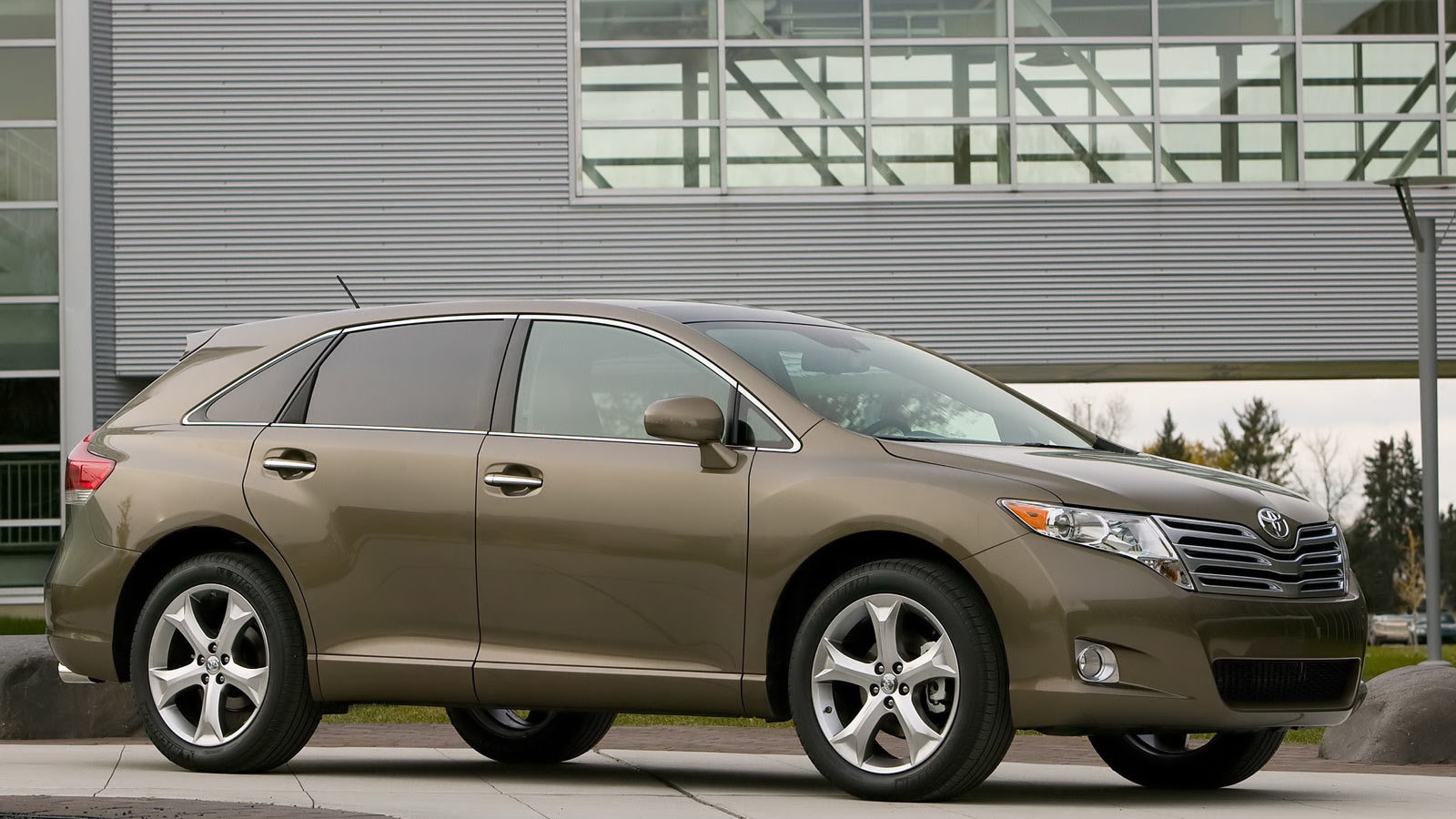 Автомобиль Toyota Venza на дороге