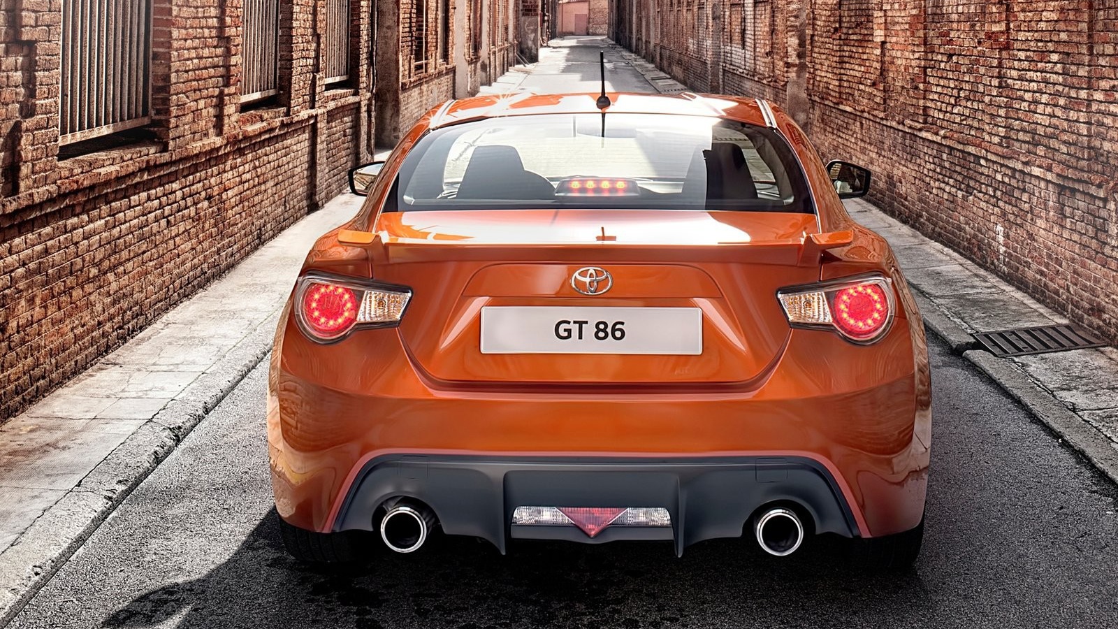 Тойота на узкой улице